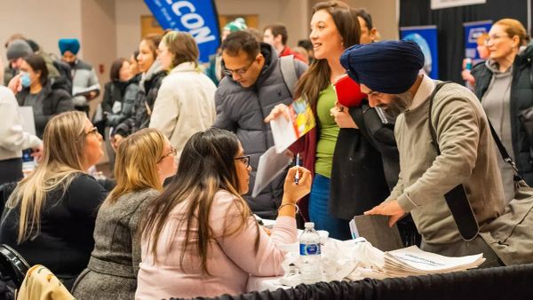 Feira de empregos reúne mais de 30 empresas em Toronto