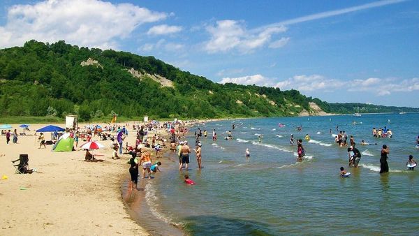 Sol, suor, lago e... bactéria?