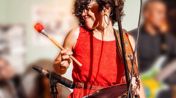 Festa nordestina transforma quintal em arraial com forró e comidas típicas