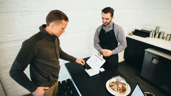 Cultura da gorjeta incomoda cada vez mais consumidores