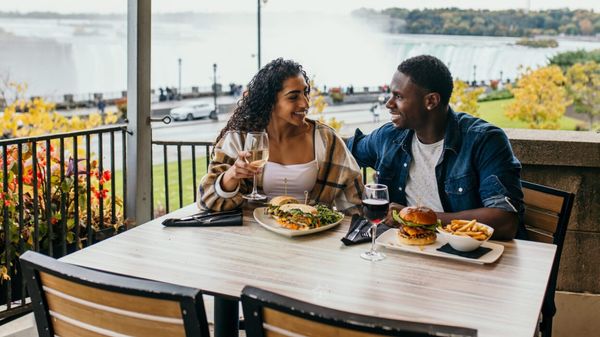 Cinco pátios imperdíveis para aproveitar o verão em Niagara