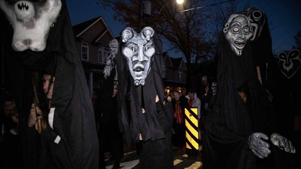 Fantoches gigantes desfilam pelas ruas de Toronto no Night of Dread
