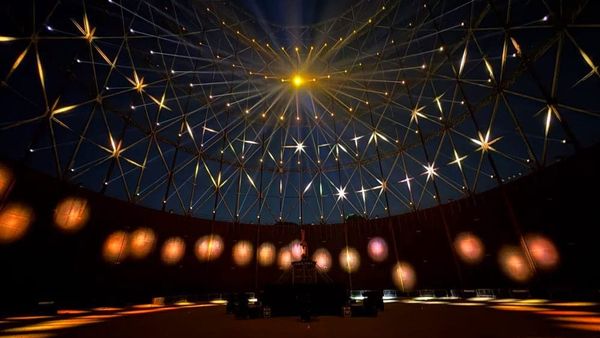 Espetáculo de luz e som transforma The Bentway em um pôr do sol digital