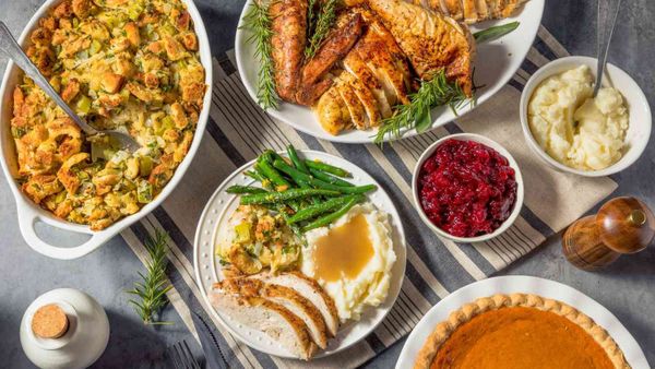 Banquete de Ação de Graças reúne famílias em Niagara Falls