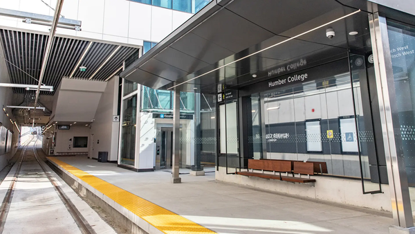 Toronto ganha nova linha sobre trilhos em meio a preocupações sobre velocidade e frequência