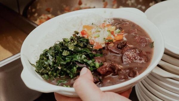 Queer Brazilian Brunch reúne samba-reggae, forró e feijoada na edição de abril