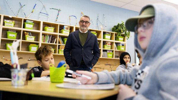 Ontário avalia banimento total de celulares nas escolas
