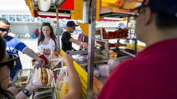 Cidade quer flexibilizar regras e reduzir taxas para vendedores de comida de rua