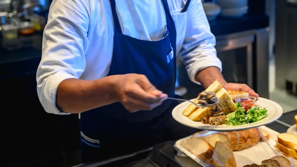 Escassez de mão de obra pode afetar funcionamento de restaurantes no Canadá
