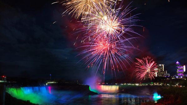 Fogos diários voltam a Niagara Falls no feriado de Victoria Day
