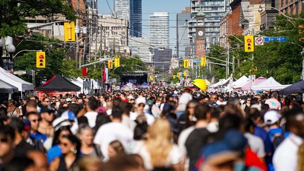 Taste of Little Italy fecha 10 quarteirões com música, gastronomia e Copa do Mundo