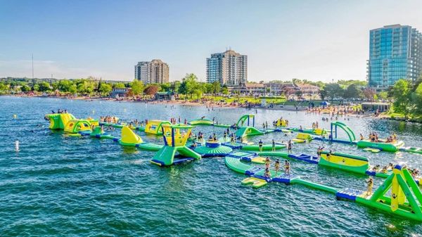 Maior parque aquático inflável do Canadá inicia temporada de verão
