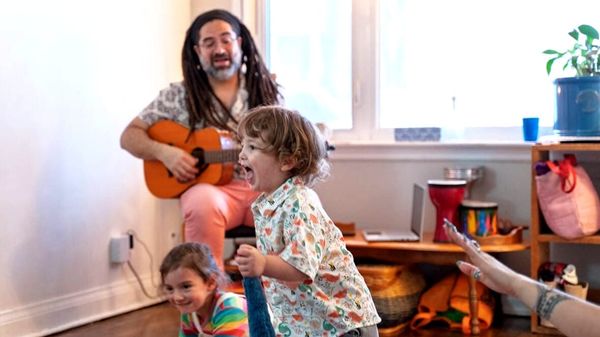 Programa de musicalização em português abre nova turma para brasileirinhos