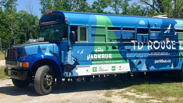 Ônibus gratuito leva visitantes ao Rouge National Urban Park durante o verão