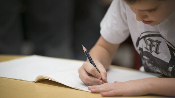 Exames finais obrigatórios voltam às escolas de Ontário e geram debate