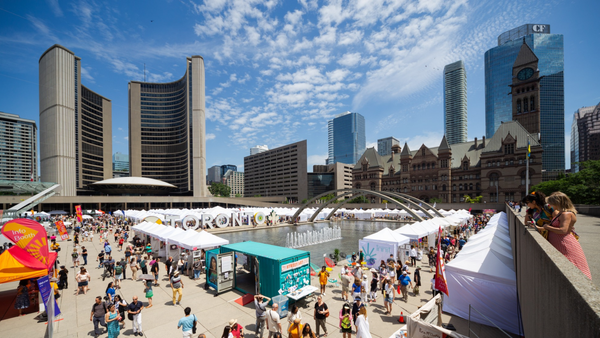 Feira de arte ao ar livre reúne mais de 400 artistas na Nathan Phillips Square