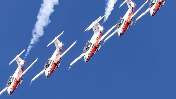 Snowbirds fazem temporada de despedida dos jatos Tutor
