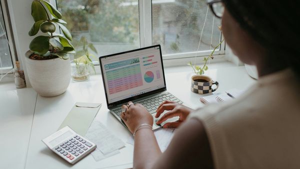 Clube para mulheres ensina a usar tecnologia a favor das finanças