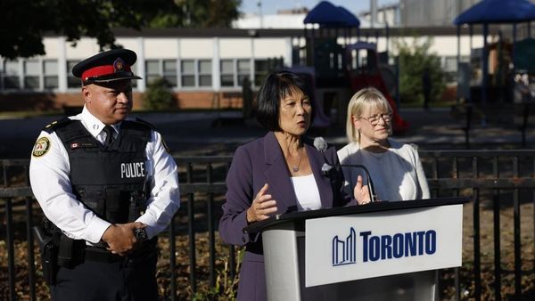 Polícia de Toronto reforça fiscalização de trânsito perto de escolas na volta às aulas