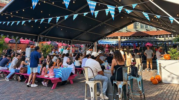Distillery District recebe Oktoberfest com música, cerveja e jogos