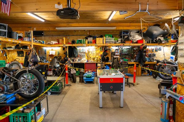 AKMENINIO TILTO garažas vis dar stovi