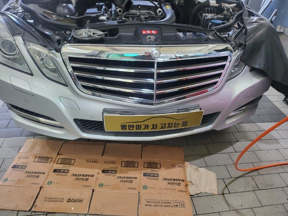 벤츠 E300 엔진 냉각수 누수로 냉각수 호스 교체