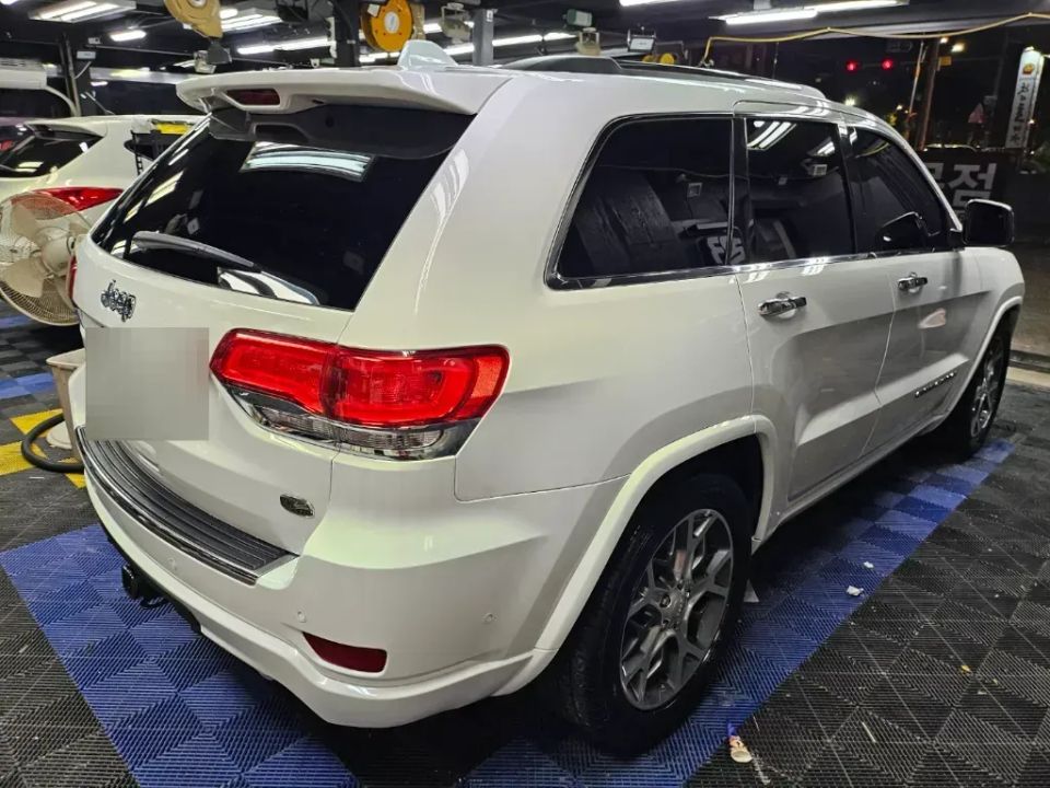 지프 그랜드체로키 리어 범퍼 사고 수리 정확하게 완료했습니다