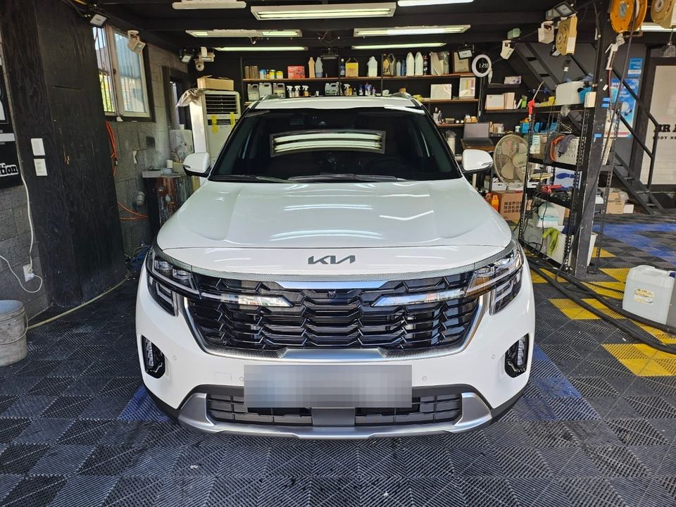 기아 셀토스 리어 도어와 리어 펜더 깔끔하게 수리했습니다