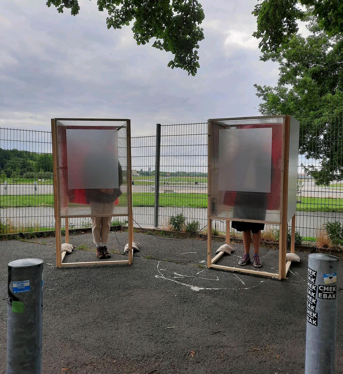 Bild der mobilen Wahlkabinen der Initiative Y'all Nachbarschaft! vor dem Tempelhofer Feld in Berlin Neukölln