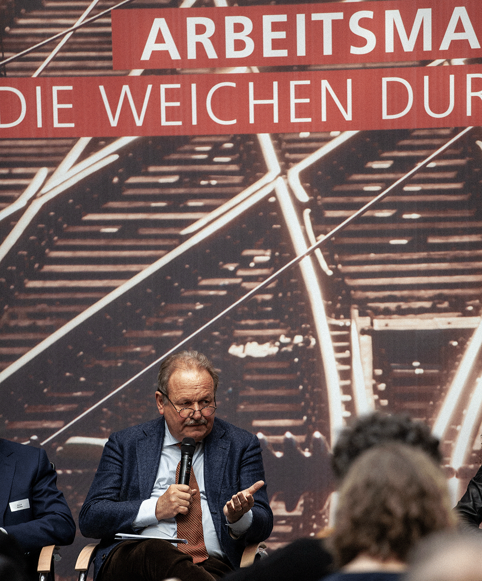 Foto von Frank Bsirske bei einer Debatte über die Weichenstellung im Arbeitsmarkt. 