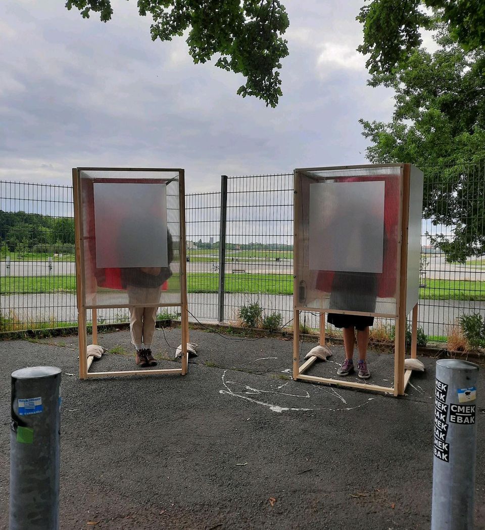Bild der mobilen Wahlkabinen der Initiative Y'all Nachbarschaft! vor dem Tempelhofer Feld in Berlin Neukölln