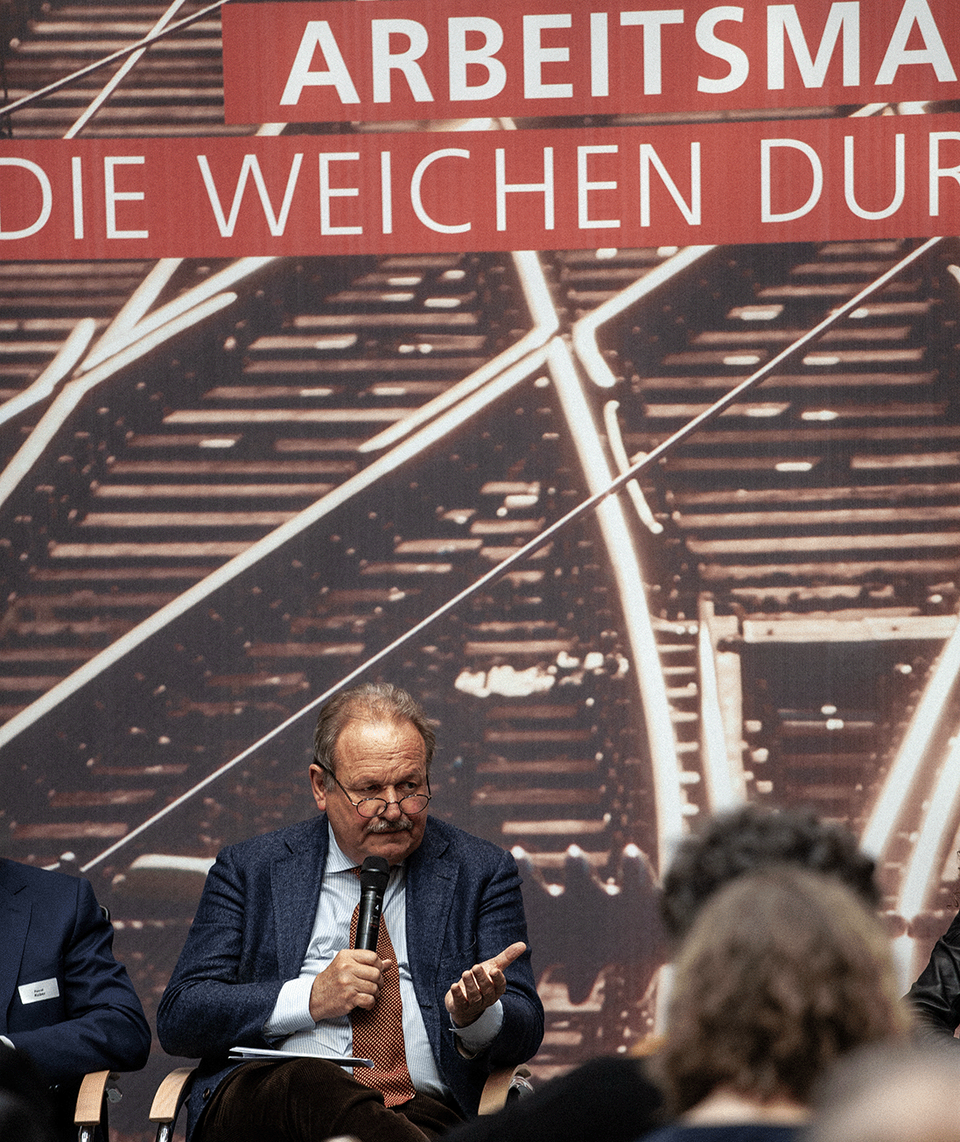 Foto von Frank Bsirske bei einer Debatte über die Weichenstellung im Arbeitsmarkt. 