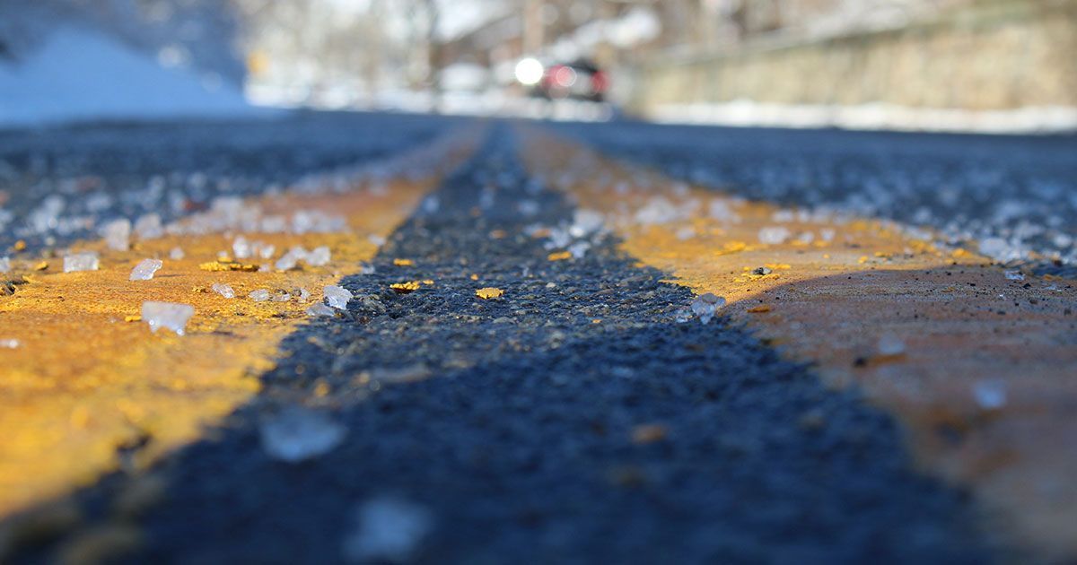 Dlaczego sól drogowa wyrządza więcej szkody niż pożytku?