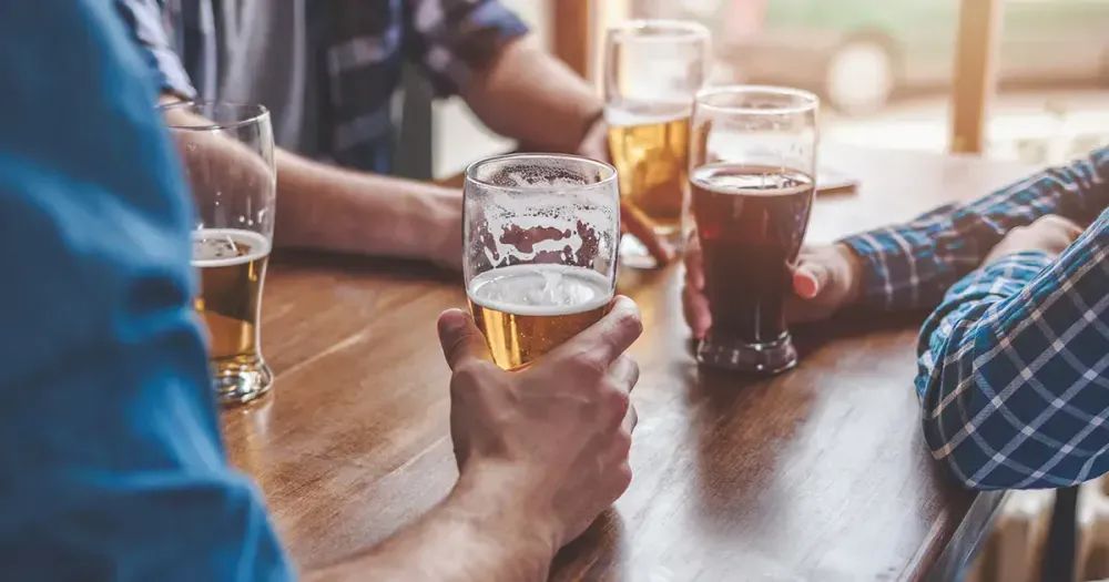 Spożywanie alkoholu zwiększa ryzyko wystąpienia dny moczanowej u mężczyzn