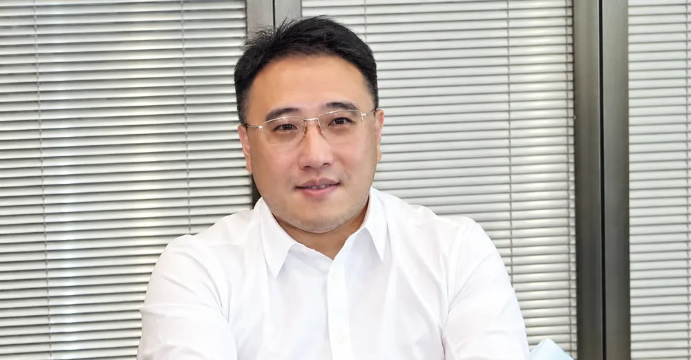黄奇帆之子黄然非：从华尔街投行到魏桥资本版图，他如何走到权力与生意的交汇处？
