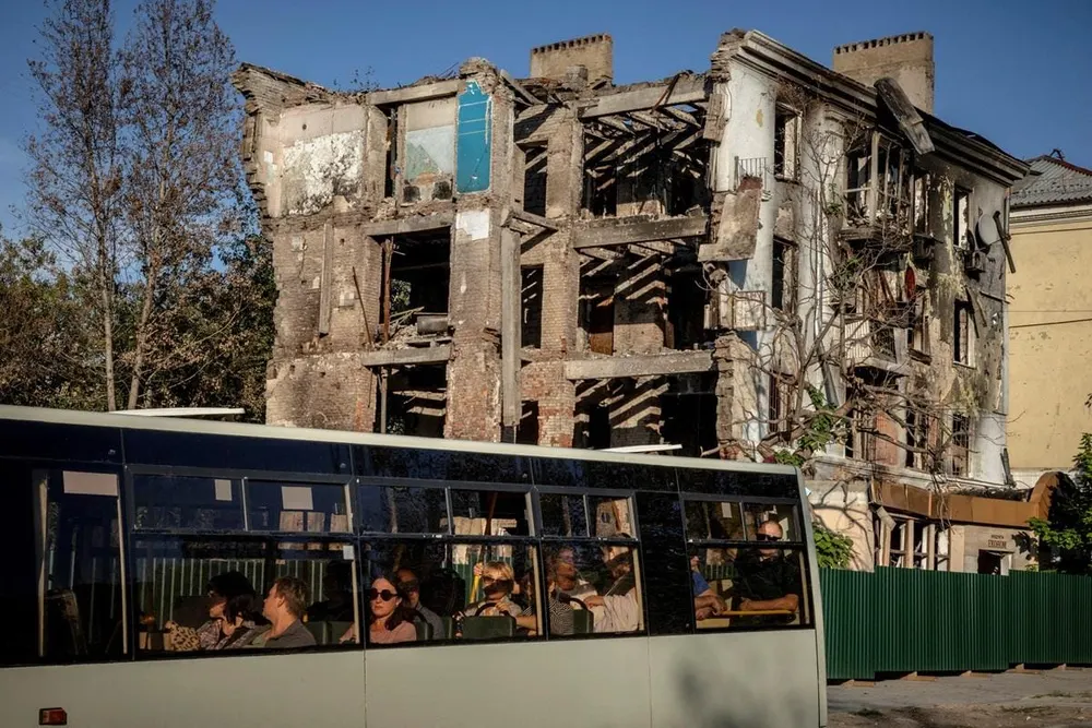 俄罗斯空袭乌克兰公交车，至少33人死亡：两天内逾70人丧生