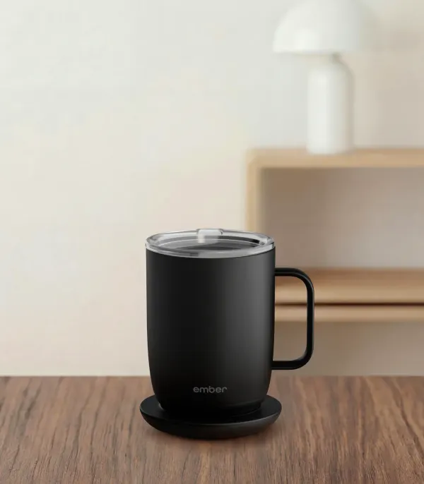 摆放在桌面的黑色Ember Mug 3温控杯