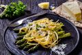 Creamy Linguine with Asparagus and Lemon