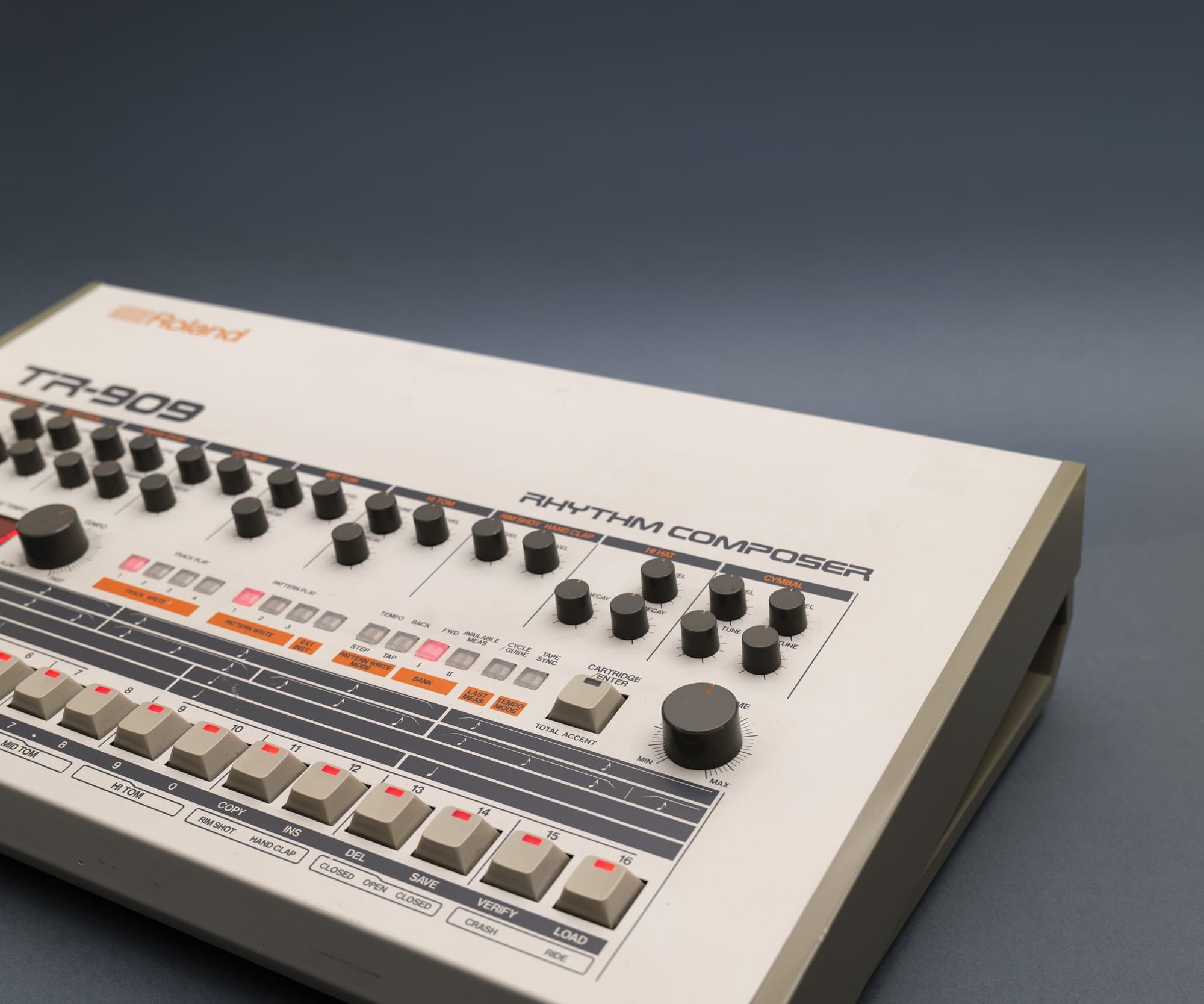 TR-909: The analog/digital hybrid that redefined dance music feature image