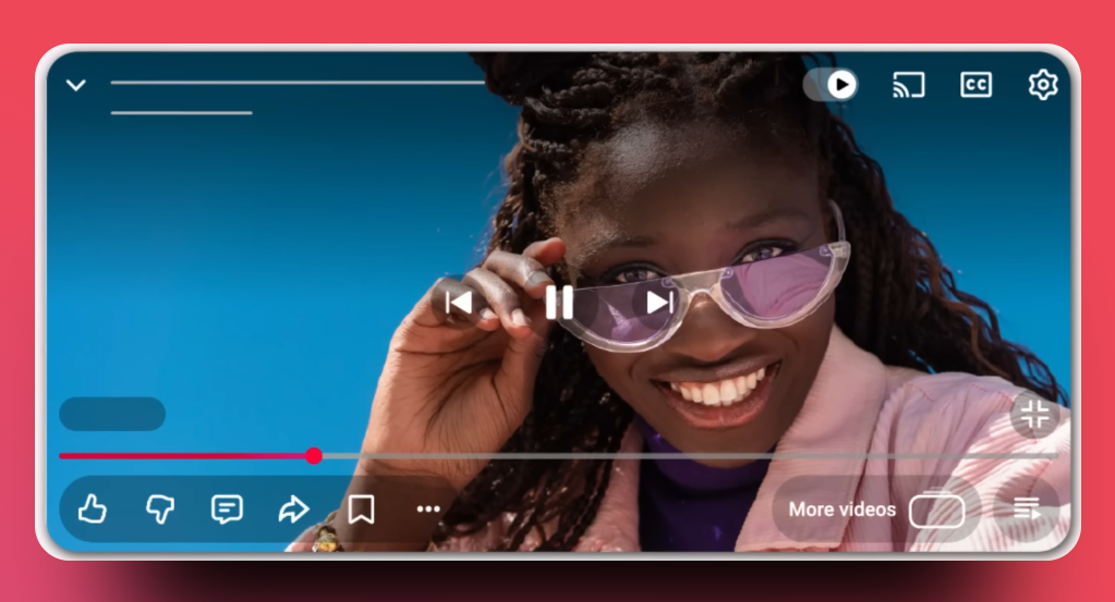 Capture du nouveau player, dans un style très Glass UI façon iOS, avec des éléments transparents qui survolent la vidéo.