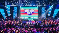 Photo du main stage de la TwitchCon Europe. La salle est pleine et donne sur un grand écran géant ainsi qu'une scène.