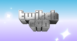 Logo TwitchCon métallisé sur un dégradé de bleu ciel et de violet clair 