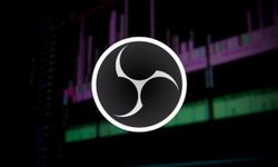 Logo OBS superposé avec une timeline de montage