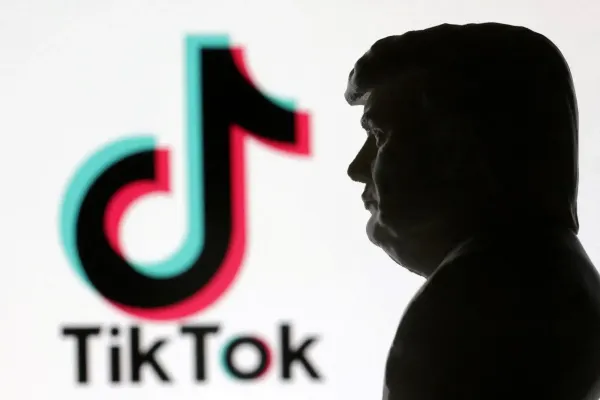 Le logo tiktok en fond avec la silouhette de profil de Donald Trump au premier plan