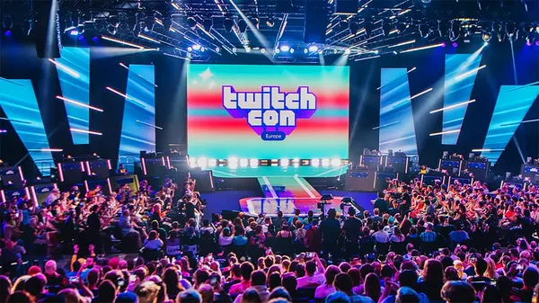 Photo du main stage de la TwitchCon Europe. La salle est pleine et donne sur un grand écran géant ainsi qu'une scène.
