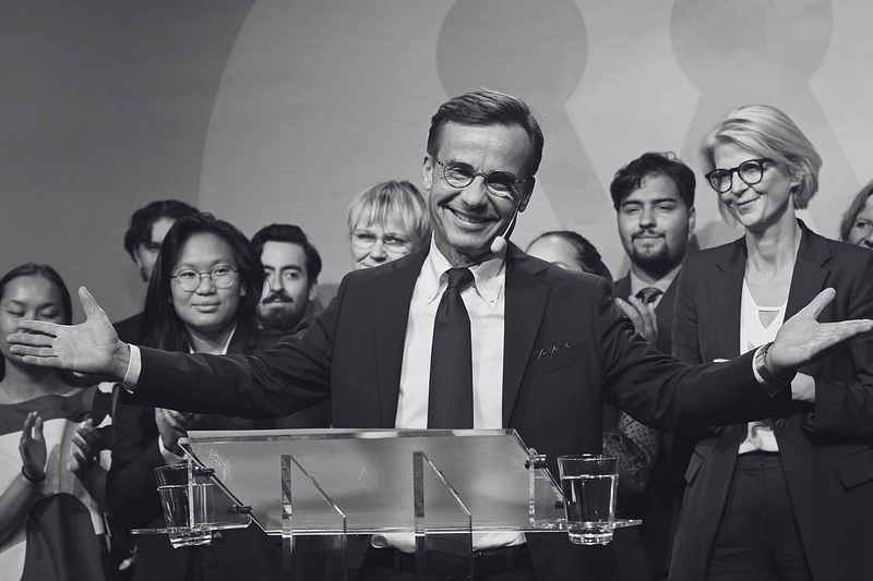 Statsminister Ulf Kristersson, omgiven av sykofanter och familj