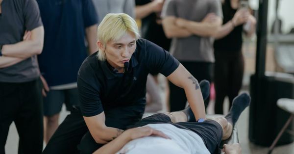 史博比在上下肢整合訓練課程中為學員做徒手評估