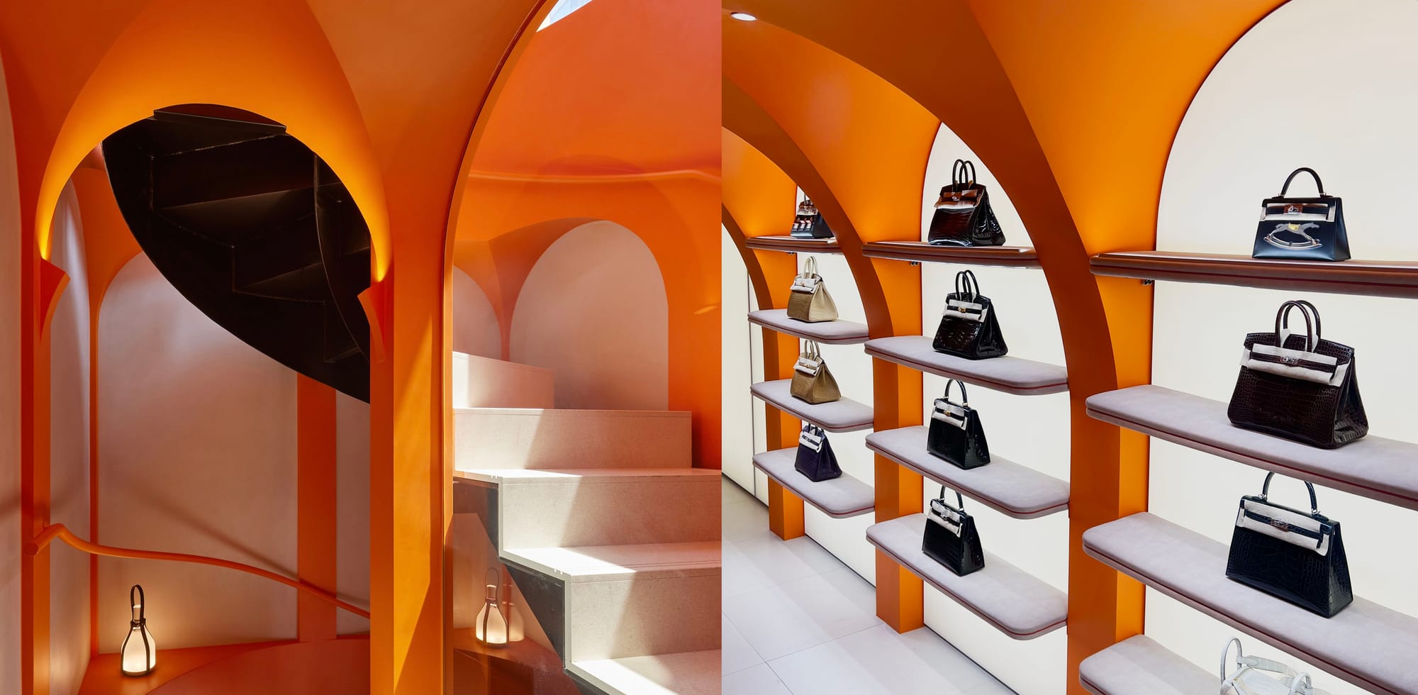 주황색 아치형 인테리어 공간에 계단과 선반이 있으며, 선반에는 여러 개의 고급 핸드백이 전시되어 있다.