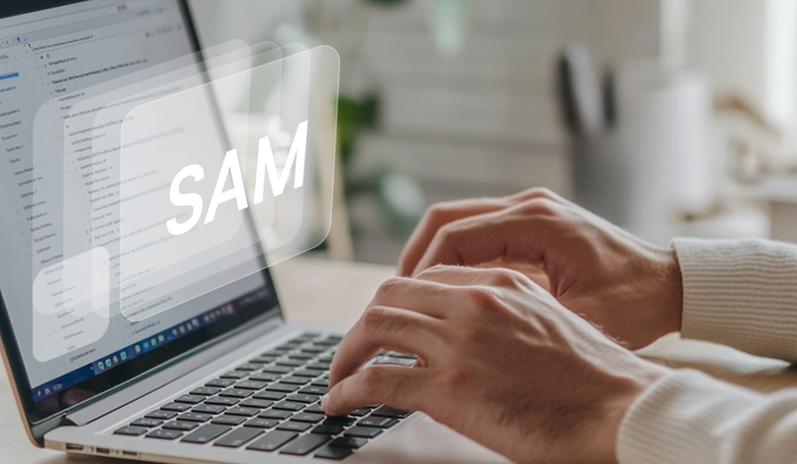 노트북을 사용하는 사람과 노트북 화면에서 SAM이 적힌 카드가 튀어나오는모습
