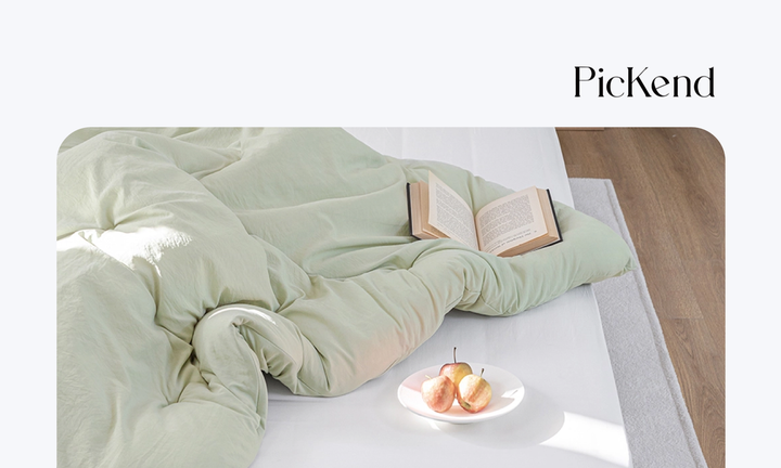 픽켄드 로고와 함께 연두색 침구와 소품들이 침대 위에 놓여있는 이미지